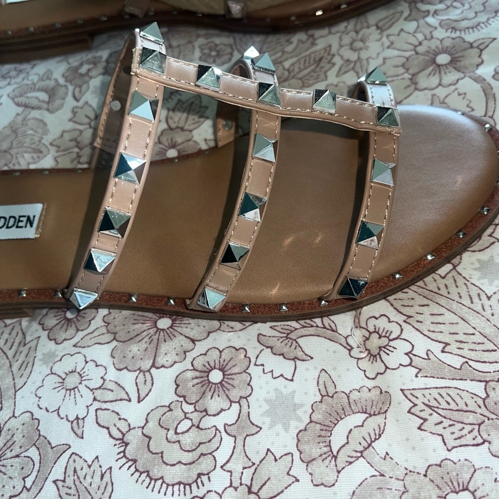 Steve Madden Brown Gladiator Sandals with Studded Straps - Picture 4 of 5